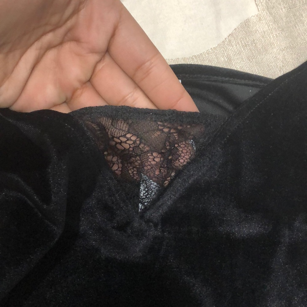 VELVET TOP 🖤 - Picture 2 of 4